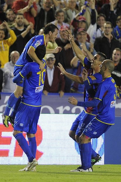 Levante's players celebrate Rubén Suárez's 93rd-minute winner.