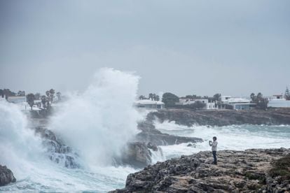 Storm Hortense triggered large waves and gale-force winds in Mahón, on the island of Menorca, on January 22. 