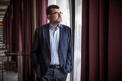 The biologist Eduard Batlle, photographed last year in a hotel in Valencia after an interview with EL PAÍS.