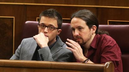 Pablo Iglesias (right) and Íñigo Errejón during last week’s investiture session in Congress.