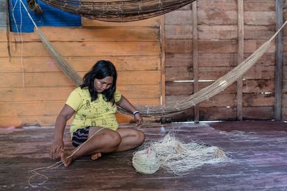Koka, Ivanrapa Matis’ wife, hand-weaves a hammock. 