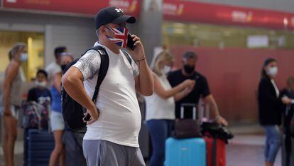 Un pasajero en el aeropuerto de Tenerife el 26 de julio.