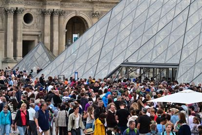 Visitors queue to enter the Louvre in August 2023.