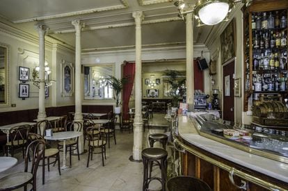 Opened in 1979, this bar was transformed from a carpenter’s workshop and has managed to capture the essence of what makes Madrid bars great – well-pulled cañas and an intellectual touch. A popular haunt with the literary set, thinker and essayist Agustín García Calvo gave talks here (29, Calle San Vicente Ferrer) for years while other clients included Francisco Umbral, Carmen Martín Gaite and Rafael Sánchez Ferlosio. It was also a favorite with Tomás de Antequera, a balladeer to rival Concha Piquer who became famous with the song El Romance de la Reina Mercedes.