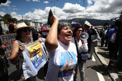 Supporters say goodbye to assassinated presidential candidate Fernando Villavicencio.