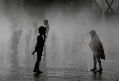 People cooling off in mid-June in Madrid Río in the Spanish capital.