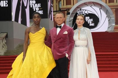 Lashana Lynch, Daniel Craig and Lea Seydoux pose at the world premiere of ‘No Time to Die’ in London, on September 28, 2021.