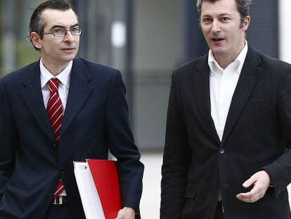 Santiago Cervera (right) on his way to court in April with his lawyer Sergio G&oacute;mez.
