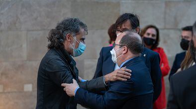Jailed separatist leader Jordi Cuixart (l) with the Spanish minister of territorial policy, Miquel Iceta.