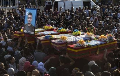 The funeral of five members of the Syrian Democratic Forces, Kurdish-Arabic militias, which took place on October 14 in Qamishli.