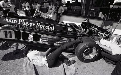 A mechanic examines the Lotus driven by the Italian Elio de Angelis, who would finish fifth after starting 10th. Considered one of the best drivers on the grid, he had started 33 races without a single win. The Lotus team, which was born in the 1950s and had seen a golden age in the subsequent two decades, had prepared an ingenious double-chassis system for 1981 as a response to the technical regulations introduced by the sport’s governing body, the FIA. But it ended up being banned due to complaints lodged by the other constructors. The car they ended up running was not reliable and was responsible for a number of retirements.