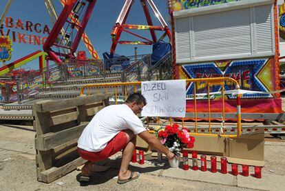 A man lays a floral tribute to the dead at the Villacañas fairground.