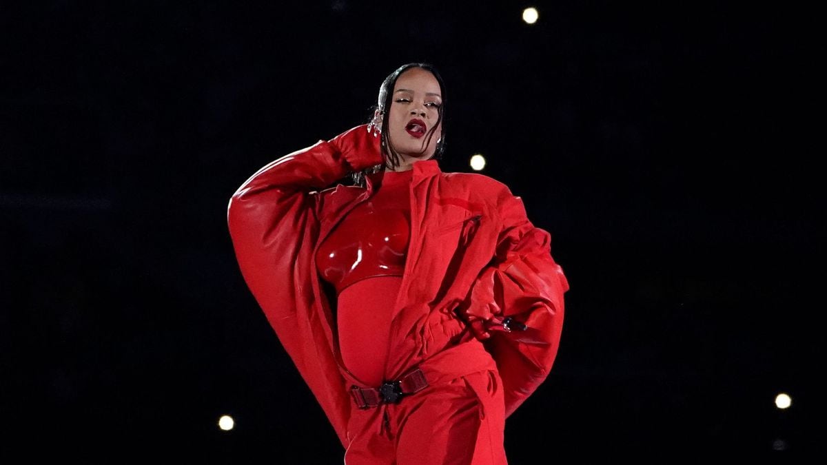 Rihanna Gets Back Onstage With Super Bowl Halftime Show