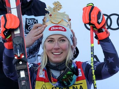 A crown is placed on United States' Mikaela Shiffrin's head after she won an alpine ski, women's World Cup giant slalom, in Kronplatz, Italy, Wednesday, Jan. 25, 2023.