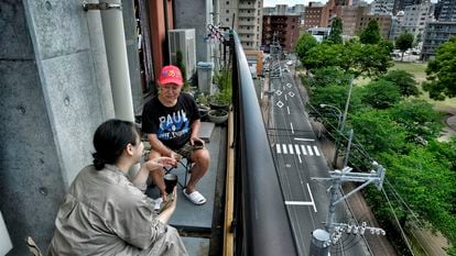 Sometimes, returning home after a long day of work, Kaori, 37, relaxes on the balcony chatting with her neighbor Masatoshi, 80, over a drink.