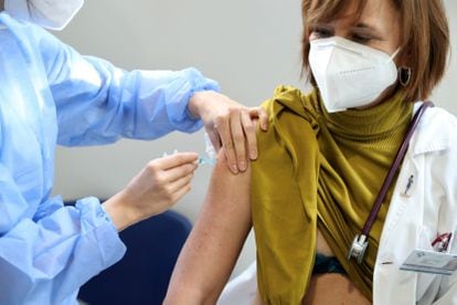 A health worker is vaccinated in Asturias.