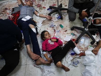 Several Palestinian children injured in the Israeli bombing of a school in Khan Younis lie on the floor of the Nasser hospital, this Tuesday in Gaza.