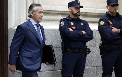 Former Caja Madrid chief Miguel Blesa leaves the Madrid regional High Court.