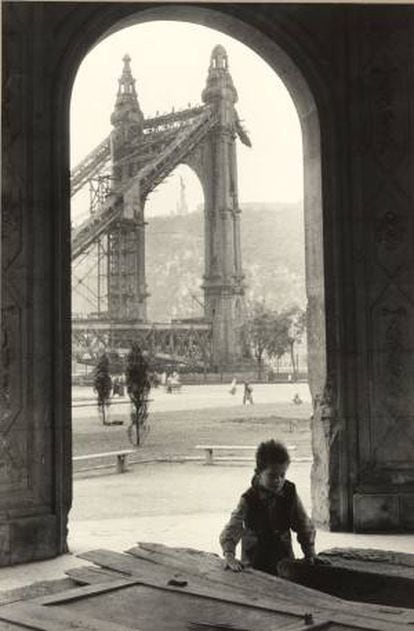 Jean Marquis' shot of the ruins of Elisabeth Bridge in Budapest (1954).