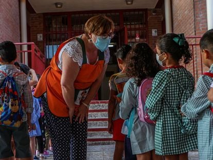 Students at Aquisgrán school in Toledo walking into their classrooms on September 9,