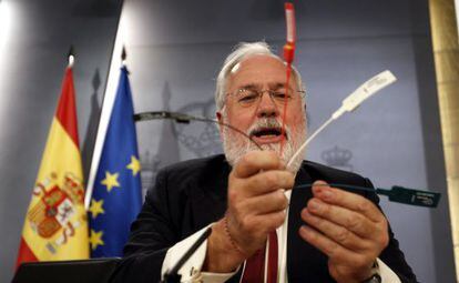 Agriculture Minister Miguel Arias Ca&ntilde;ete shows the new ham tags afer the Cabinet meeting.