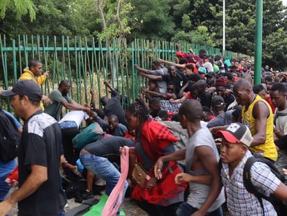 A group of migrants protest at the entrance to the immigration office in Tapachula on May 2, 2023.