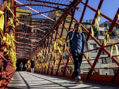 Yellow ribbons on a bridge in Girona to call for the release of the jailed Catalan ministers.