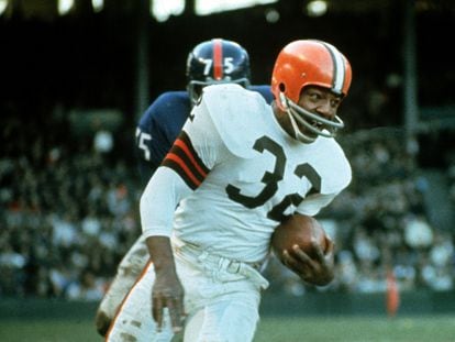 Jimmy Brown (32), running back for the Cleveland Browns, is shown in action against the New York Giants in Cleveland, Ohio, on November 14, 1965.