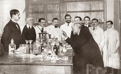 Domingo Sánchez (second from left) listening to Santiago Ramón y Cajal at his Madrid lab in 1915.