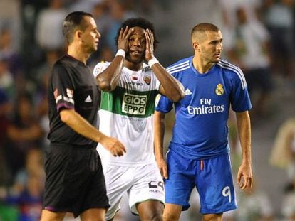 Referee Mu&ntilde;iz Fernandez and a frustrated Carlos S&aacute;nchez during the match between Elche CF and Real Madrid. 