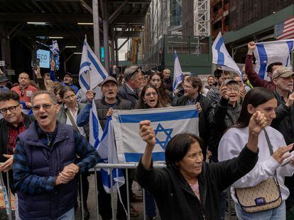 Pro-Israel demonstrators protest in Times Square on the second day of the ongoing conflict between Israel and Hamas, in Manhattan in New York City, U.S., October 8, 2023.