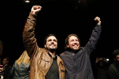 Izquierda Unida leader Alberto Garzón (left) and Podemos chief Pablo Iglesias celebrate their deal.