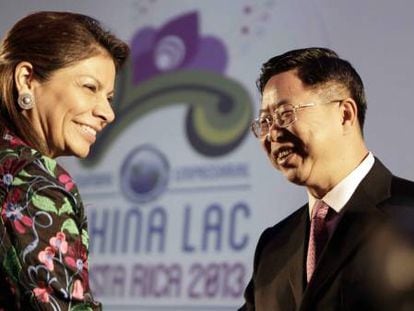 Costa Rican President Laura Chinchilla with Yu Ping, vice president of China's Council for the Promotion of International Trade.