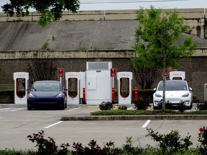 Tesla electric vehicles (EVs) fast-charge using Tesla Superchargers at a Buc-ee’s travel center and gas station in Baytown, Texas, March 18, 2023.