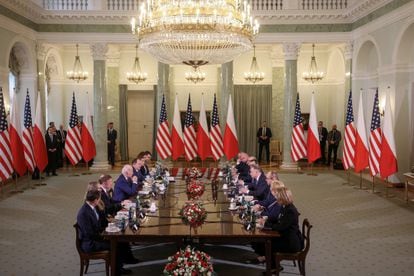 US President Joe Biden and Polish President Andrzej Duda (center, on both sides of the table) participated in a bilateral meeting to discuss collective efforts to support Ukraine and strengthen NATO deterrence.