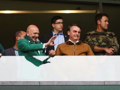 Businessman Luciano Hang (l) with President Jair Bolsonaro at a soccer match in São Paulo.