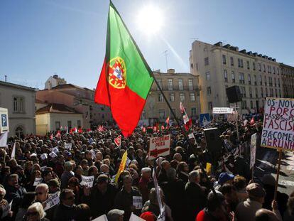 Protestors outside the Portuguese parliament on Tuesday as the 2014 budget was being approved. 