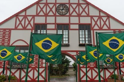 Brazilian flags at the monument in honor of the colonizer, at the entrance of Nova Santa Rosa.
