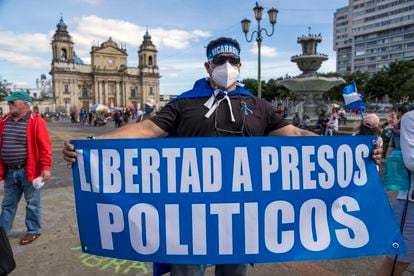 A Nicaraguan citizen protesting in the Plaza de la Constitución in Guatemala City, in 2021.