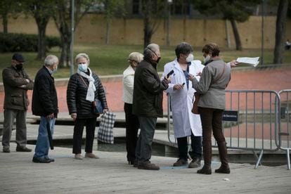 People in the 70-to-79 age bracket line up to be vaccinated in Barcelona.
