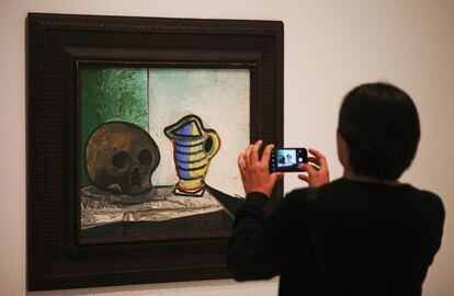 When Picasso, then based in Paris, first received the commission from the government of the Second Republic, he was unsure what to paint. His work had, until that time, been unpolitical. However, after the bombing of Guernica –which he learned about from newspaper articles – the Malaga-born artist had found his subject matter. Picasso had never been to Guernica and would never visit the town, but he was profoundly moved by news of the killing of innocent civilians in Spain, as he was by such deaths in any conflict.