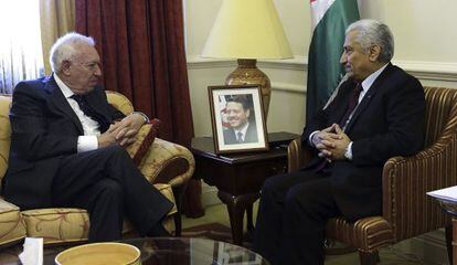 Spain's foreign minister José Manuel García-Margallo chats with Jordan's Prime Minister Abdullah Ensour.