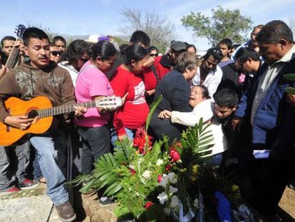 The family of Kombo Kolombia&#039;s Javier Flores mourn at his funeral in Monterrey.