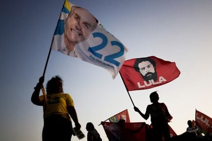 Supporters of Brazil's President and candidate for re-election Jair Bolsonaro and supporters of Brazil's former President Luiz Inácio Lula da Silva campaign together on a street.