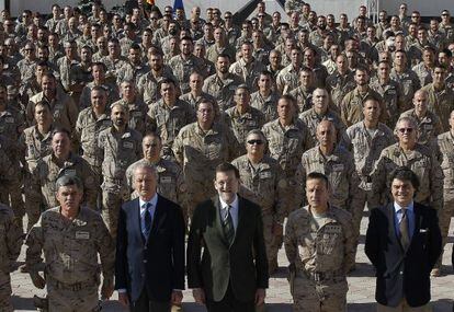 Defense Minister Pedro Moren&eacute;s (second from left) and Prime Minister Mariano Rajoy (center) visited Spanish troops in Herat, Afghanistan, last year.