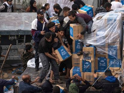 Dozens of Gazans loot a truck loaded with humanitarian aid as it enters the Strip through the Rafah crossing on December 17.