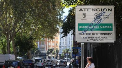 A sign warning of the upcoming restrictions in central Madrid.