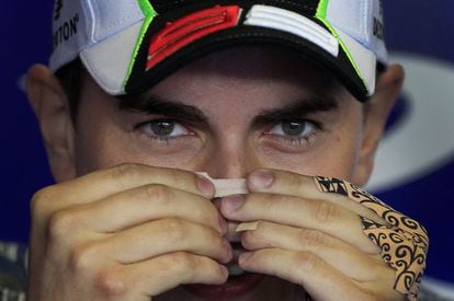 Jorge Lorenzo applies a nasal strip during a practice session in Jerez.