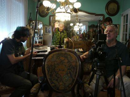 José Luis López Linares interviews Eugeni Forcano on camera.