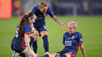 OL Reign soccer player Megan Rapinoe, sitting on the ground after being injured in the NWSL final at Snapdragon Stadium in San Diego (California).